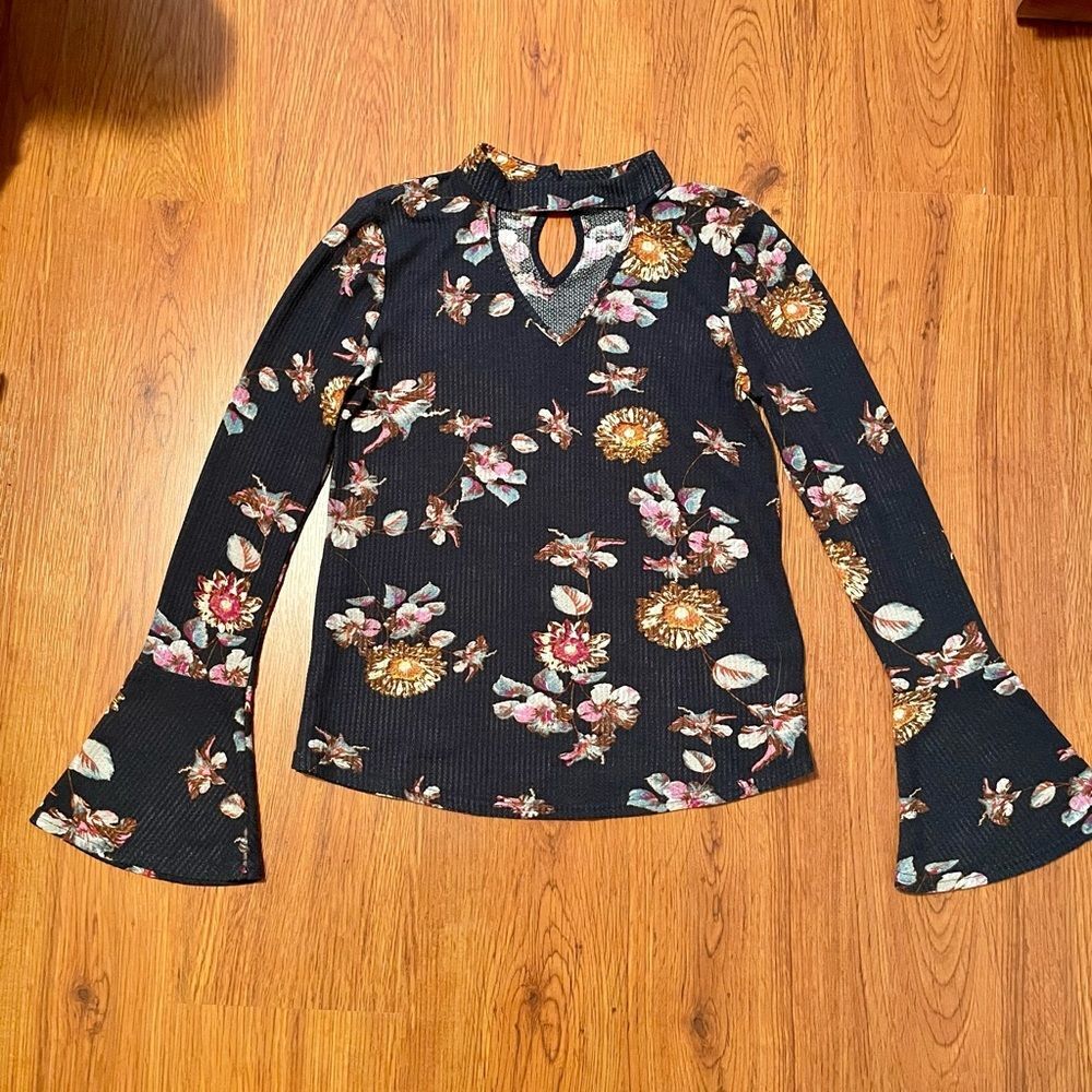 Beautiful bell sleeve top - S